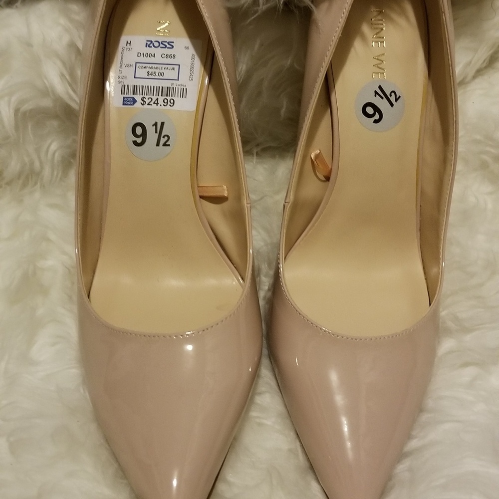 Nude Pumps